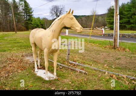 Native View Trading Post ist seit den 1950er Jahren Geschenkemporium auf dem Mohawk Trail. Es befindet sich in Shelburne Falls, Massachusetts, USA. Stockfoto