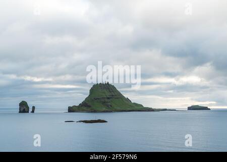 Dramatischer Blick auf die Drangarnir und Tindholmur Stockfoto