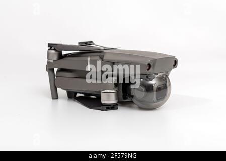 Riga, Lettland - 24. März 2021 : DJI Mavic 2 Pro mit Hasselblad-Kamera isoliert auf weißem Hintergrund, Seitenansicht, Nahaufnahme Stockfoto