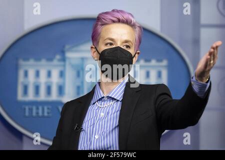 DIE US-Fußballspielerin Megan Rapinoe steht bei einem Besuch im James Brady Press Briefing Room des Weißen Hauses in Washington, DC, USA, am 24. März 2021 auf dem Podium. Stockfoto