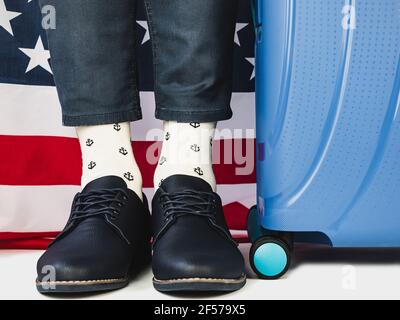 Herrenbeine, trendige Schuhe und helle Socken. Nahaufnahme. Stil, Schönheit und Eleganz Konzept Stockfoto