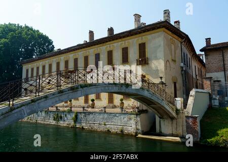 Radweg entlang des Naviglio Grande von Abbiategrasso nach Turbigo (Lombardei, Italien), bei Robecco sul Naviglio: Villa Gaia Stockfoto