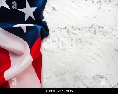 Amerikanische Flagge liegt auf einem leeren Tisch. Platz für Ihre Inschrift. Wunderschöne Karte. Nahaufnahme, Ansicht von oben. Nationales Urlaubskonzept. Herzlichen Glückwunsch Stockfoto