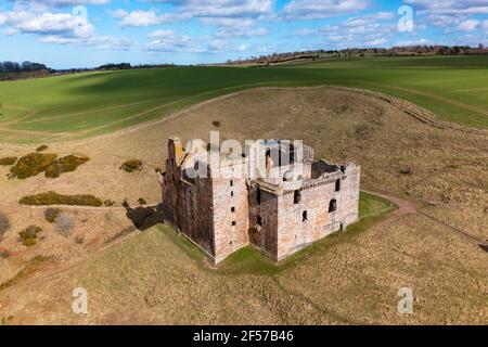 Luftaufnahme von Crichton Castle in Crichton in Midlothian, Schottland, Großbritannien Stockfoto