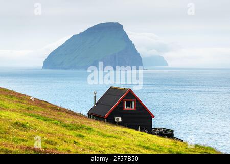 Schwarzes Haus auf dem berühmten faroese Witches Finger Trail Stockfoto