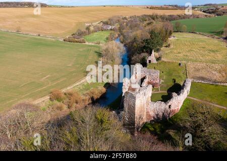 Luftaufnahme von Hailes Castle am Fluss Tyne in East Lothian, Schottland, UK Stockfoto