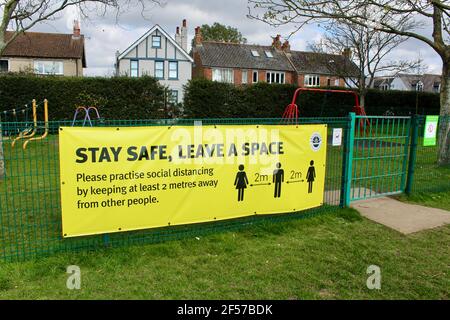 Bleib sicher Lass das Banner im Oaklands Park, Chichester, West Sussex. Stockfoto