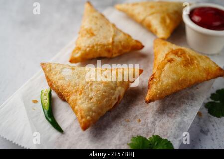 Homemade Samosas – Indisches, frittiertes Dreiecksgebäck mit selektivem Fokus Stockfoto