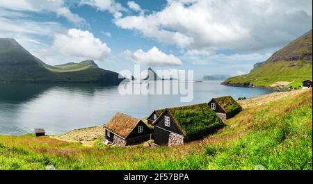 Malerischer Blick auf traditionelle, mit Gras bedeckte färöer Häuser Stockfoto