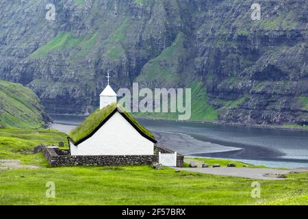 Sonnige Sommer Ansicht der traditionellen Rasen-Top-Kirche Saksunar Kirkja Stockfoto