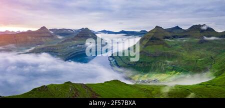 Panorama über majestätische sonnige Fjorde von Funningur Stockfoto