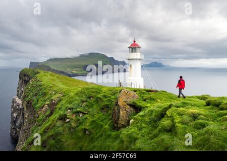 Nebliger Blick auf den alten Leuchtturm auf der Insel Mykines Stockfoto