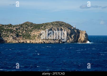 SA-Insel mit einem Leuchtturm von Mallorca aus gesehen Stockfoto