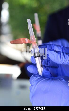 Ein Spritzeneinsatz in der Dose mit der Dosis des Johnson & Johnson COVID-19-Impfstoffs wird während der Pop-up-Impfstelle an der Global Church am 23. März 2021 in Miami Gardens, Florida, gefüllt. (Foto von JL/Sipa USA) Stockfoto