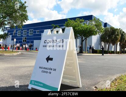 Völker Schlange, um den Johnson & Johnson COVID-19-Impfstoff während eines Pop-up-Impfstelle bei Global Church am 23. März 2021 in Miami Gardens, Florida erhalten. (Foto von JL/Sipa USA) Stockfoto