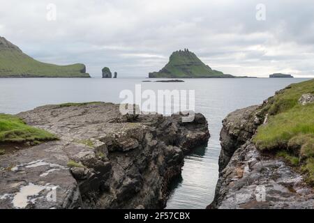 Dramatischer Blick auf die Drangarnir und Tindholmur Stockfoto