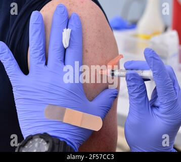 Miami Gardens, USA. März 2021, 23rd. Eine Krankenschwester verabreicht Gonzale Prada einen Schuss des Johnson & Johnson COVID-19 Impfstoffs während der Pop-up-Impfstelle an der Global Church am 23. März 2021 in Miami Gardens, Florida. (Foto von JL/Sipa USA) Quelle: SIPA USA/Alamy Live News Stockfoto