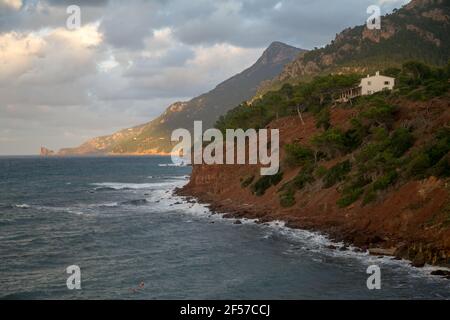 Nordöstlicher Teil der Küste Mallorcas, Serra de Tramuntana (Sierra de Tramontana) vom Port des Canonge aus gesehen Stockfoto