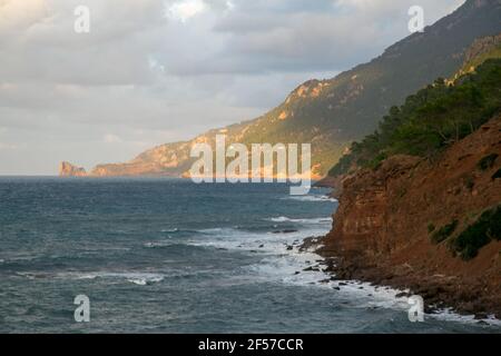 Nordöstlicher Teil der Küste Mallorcas, Serra de Tramuntana (Sierra de Tramontana) vom Port des Canonge aus gesehen Stockfoto