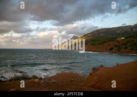 Nordöstlicher Teil der Küste Mallorcas, Serra de Tramuntana (Sierra de Tramontana) vom Port des Canonge aus gesehen Stockfoto