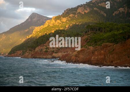 Nordöstlicher Teil der Küste Mallorcas, Serra de Tramuntana (Sierra de Tramontana) vom Port des Canonge aus gesehen Stockfoto