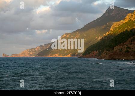 Nordöstlicher Teil der Küste Mallorcas, Serra de Tramuntana (Sierra de Tramontana) vom Port des Canonge aus gesehen Stockfoto