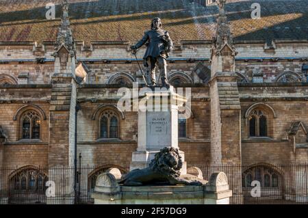 Statue von Oliver Cromwell vor dem Unterhaus, Westminster, London. Entworfen von Hamo Thornycroft und errichtet 1899. Stockfoto