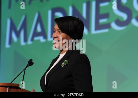 Washington, USA. März 2021, 24th. DC Bürgermeister Muriel Bowser halten Bemerkungen über DC HOPE: Housing, Opportunity, Prosperity and Equity während der 7th Annual March Madness heute am 24. März 2021 im Walter E. Washington Convention Center in Washington DC, USA. (Foto von Lenin Nolly/Sipa USA) Quelle: SIPA USA/Alamy Live News Stockfoto