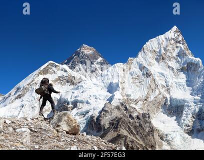 Panoramablick auf den Mount Everest von Kala Patthar mit Tourist auf dem Weg zum Everest-Basislager, Sagarmatha Nationalpark, Khumbu-Tal - Nepal Stockfoto