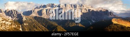 Abendansicht der sellagruppe oder sellagruppe mit Wolken und Wolkenstein oder Wolkenstein, Südtirol, Dolomiten, Italien Stockfoto