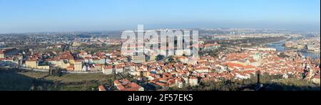 Malerischen Panoramablick auf Prag vom Turm auf den Petrin-Hügel in Richtung Hradschin und Kleinseite Bezirke im Sonnenlicht Winternachmittag, Tschechien. Stockfoto