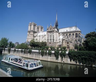 Frankreich. Paris. Notre Dame mit touristischem Flusskreuzfahrtschiff auf der seine. Stockfoto