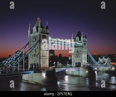 England. London. Tower Bridge bei Nacht. Stockfoto