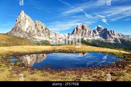 Blick vom Passo Giau Berg Ra Gusela vom Nuvolau Gruppe und Tofana oder Le Tofane Gruppe mit Wolken, Berge, die Spiegelung im See, Dolomiten, Italien Stockfoto