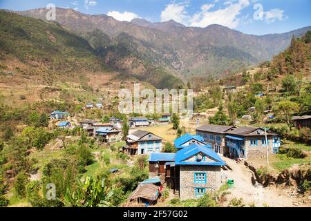 Kharikhola Dorf, nepalesische Himalaya Berge, Trek von Jiri Bazar nach Lukla Dorf und Everest Gebiet Stockfoto