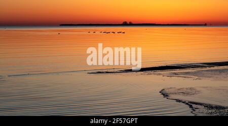 Sonnenaufgang über Saginaw Bay, Frühlings-Tagundnachtgleiche, Shelter & Channel Island, Lake Huron, MI, USA, von James D. Coppinger/Dembinsky Photo Assoc Stockfoto