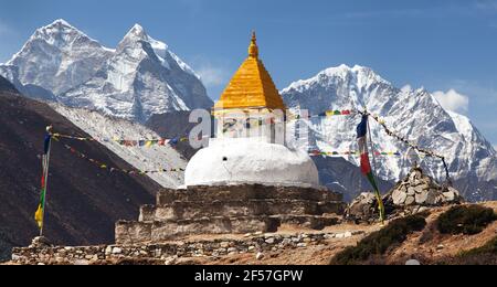 Stupa in der Nähe von Dingboche Dorf mit Gebetsfahnen und Berge Kangtega Und Thamserku - Weg zum Everest-Basislager - Khumbu Tal - Nepal Stockfoto
