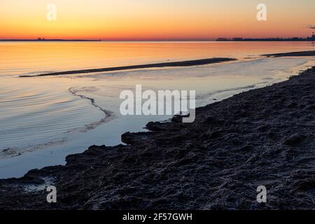 Sonnenaufgang über Saginaw Bay, Frühlings-Tagundnachtgleiche, Shelter & Channel Island, Lake Huron, MI, USA, von James D. Coppinger/Dembinsky Photo Assoc Stockfoto