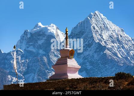 Stupa in Thame Dorf und Mount Thamserku und Kangtega in der Nähe von Namche Bazar, Everest-Gebiet, Sagarmatha Nationalpark, Nepal Himalaya Berge Stockfoto