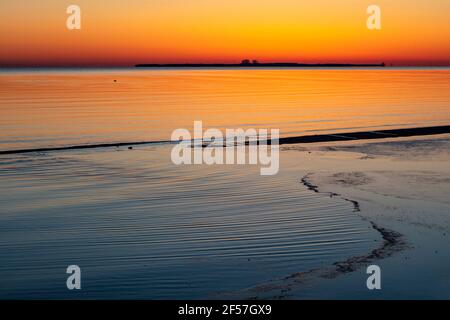 Sonnenaufgang über Saginaw Bay, Frühlings-Tagundnachtgleiche, Shelter & Channel Island, Lake Huron, MI, USA, von James D. Coppinger/Dembinsky Photo Assoc Stockfoto