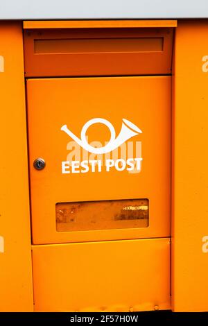 Briefkasten mit altem Logo der estnischen Post ist auf dem Land noch auf Stand. Von 2014 hat es neues Logo und Namen der Omniva angenommen. Estland Stockfoto