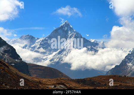 Mount Ama Dablam in Wolken, Weg zum Everest-Basislager, Khumbu-Tal, Sagarmatha Nationalpark, Everest-Gebiet, Nepal Stockfoto