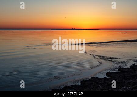 Sonnenaufgang über Saginaw Bay, Frühlings-Tagundnachtgleiche, Shelter & Channel Island, Lake Huron, MI, USA, von James D. Coppinger/Dembinsky Photo Assoc Stockfoto