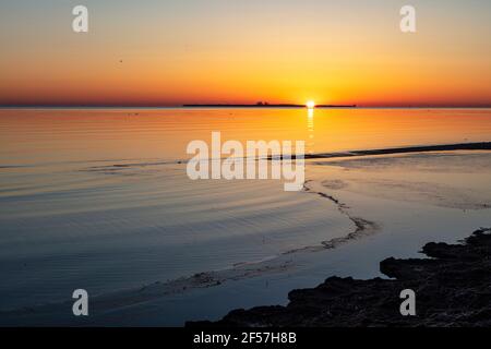 Sonnenaufgang über Saginaw Bay, Frühlings-Tagundnachtgleiche, Shelter & Channel Island, Lake Huron, MI, USA, von James D. Coppinger/Dembinsky Photo Assoc Stockfoto