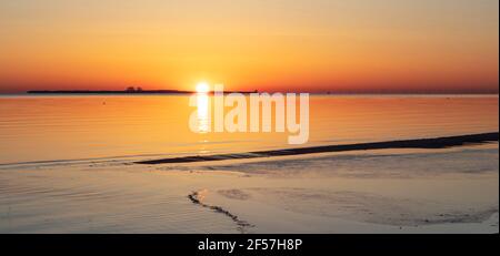 Sonnenaufgang über Saginaw Bay, Frühlings-Tagundnachtgleiche, Shelter & Channel Island, Lake Huron, MI, USA, von James D. Coppinger/Dembinsky Photo Assoc Stockfoto