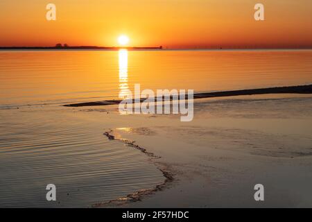 Sonnenaufgang über Saginaw Bay, Frühlings-Tagundnachtgleiche, Shelter & Channel Island, Lake Huron, MI, USA, von James D. Coppinger/Dembinsky Photo Assoc Stockfoto