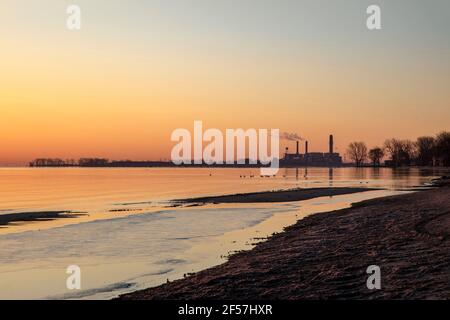 Sonnenaufgang über der Bucht von Saginaw, mit Kohlekraftwerk, Frühjahr, MI, USA, von James D. Coppinger/Dembinsky Photo Assoc Stockfoto