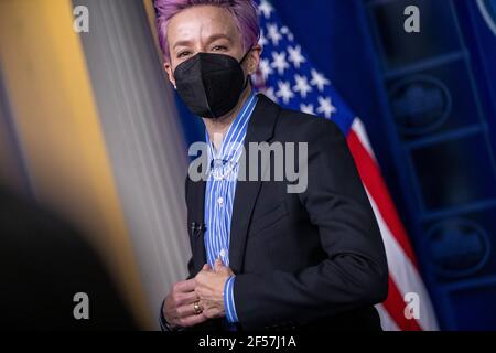 Die amerikanische Profifußballspielerin Megan Rapinoe lässt sich vor der Veranstaltung auf dem Podium des Briefing Room fotografieren, um am 24. März 2021 im State Dining Room des Weißen Hauses in Washington, DC, USA, den Tag der Entlohnung zu feiern. Equal Pay Day markiert die zusätzliche Zeit, die eine durchschnittliche Frau in den Vereinigten Staaten, um die gleiche Bezahlung zu verdienen, dass ihre männlichen Kollegen aus dem vorherigen Kalenderjahr.Kredit: Michael Reynolds/Pool über CNP/MediaPunch Stockfoto