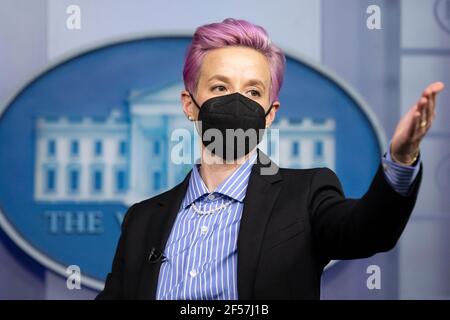 US-Fußballspieler Megan Rapinoe steht bei einem Besuch im James Brady Press Briefing Room des Weißen Hauses in Washington, DC, USA, am 24. März 2021 auf dem Podium.Quelle: Michael Reynolds/Pool via CNP/MediaPunch Stockfoto