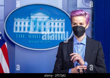 Die amerikanische Profifußballspielerin Megan Rapinoe lässt sich vor der Veranstaltung auf dem Podium des Briefing Room fotografieren, um am 24. März 2021 im State Dining Room des Weißen Hauses in Washington, DC, USA, den Tag der Entlohnung zu feiern. Equal Pay Day markiert die zusätzliche Zeit, die eine durchschnittliche Frau in den Vereinigten Staaten, um die gleiche Bezahlung zu verdienen, dass ihre männlichen Kollegen aus dem vorherigen Kalenderjahr.Kredit: Michael Reynolds/Pool über CNP/MediaPunch Stockfoto